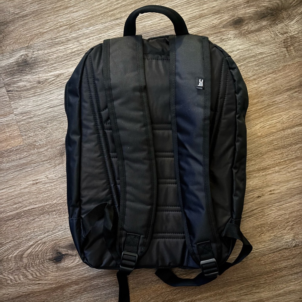 NEW Apple Sleek Black Waterproof Backpack Unisex - Picture 2 of 3